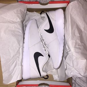 White Nike Roshe One